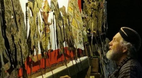 Kakek 83 Tahun Asal Swedia Jadi Dalang Wayang Dewa Ruci