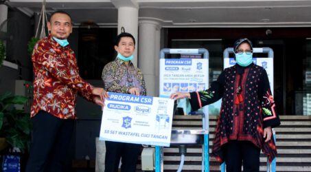 Peduli Gerakan Cuci Tangan Air Bersih, Rucika Serahkan Wastafel Portable ke Pemkot Surabaya   