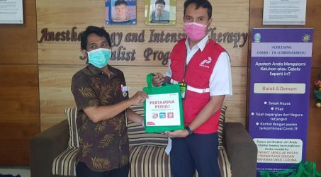 Pertamina Bagikan 150 Paket Kesehatan ke RS Dr Soetomo