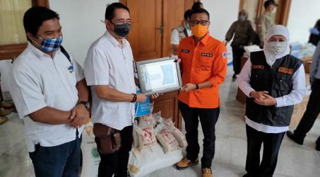 Direksi dan Komisaris PTPN XI Serahkan THR Bantu Penanggulangan Covid-19