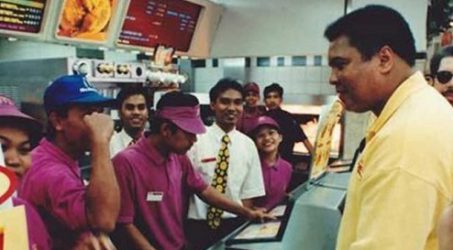 Petinju Muhammad Ali Pernah Traktir 100 Orang di McDonald’s Sarinah