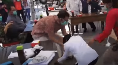 Risma Memohon Maaf, Bersujud dan Menangis di Hadapan Dokter Senior IDI