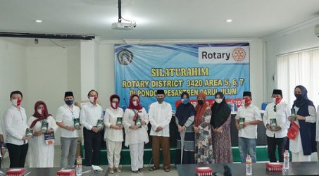 Rotary District 3420 Goes to Pesantren Bagikan Masker dan Faceshield