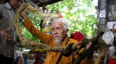 Kakek Nguyen 80 Tahun Tak Potong Rambut, Sekarang Panjangnya 5 Meter