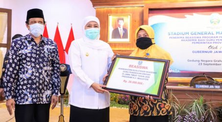 Khofifah Bagikan Beasiswa Rp 11,3 Miliar buat 850 Guru Madrasah Diniyah