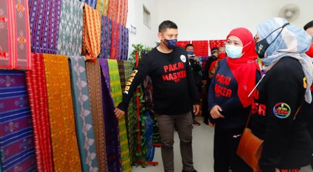Khofifah Tinjau Kampung Wisata Tenun Ikat Kediri, Jadi Referensi Milenial