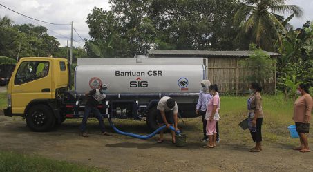 SIG Serahkan Mobil Tangki Air buat Warga di Perbukitan Trenggalek