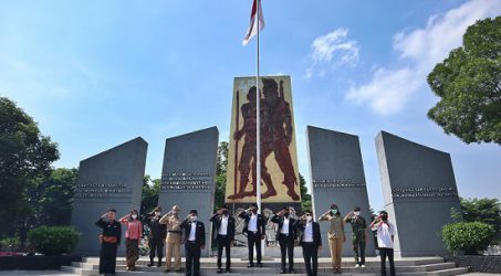 Manajemen Hotel Aston Ziarah Berkostum Pahlawan