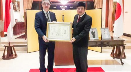 Aktif Kenalkan Jepang di Pesantren, Profesor ITS Terima Penghargaan