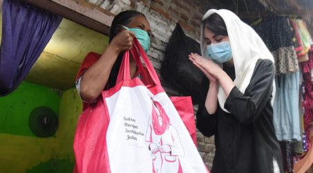 Arumi Bachsin Blusukan Masuk Lorong Bagikan Sembako buat Dhuafa