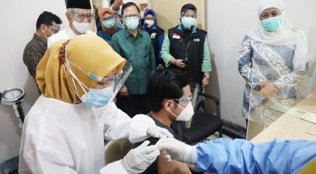 Khofifah Yakinkan Vaksin Aman dan Halal, Jatim Mulai Besok Prioritas Surabaya Raya