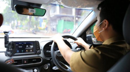 Emil Dardak Uji Coba Mobil Listrik, Acungi Jempol Kesiapan Stasiun Charging PLN