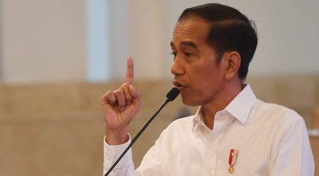 Salurkan Bantuan Tunai Tahun 2021, Pesan Jokowi : Jangan Beli Rokok Tapi Sembako