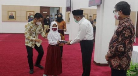 Ikatan Alumni ITS Donasi 530 Seluler buat Pelajar SD dan SLB untuk Belajar Online
