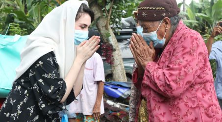 Arumi Bachsin Bantu Masyarakat Terdampak Banjir Kabupaten Jember