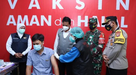 Vaksinasi Dosis Pertama Para Tenaga Kesehatan di 10 Daerah Jatim Tuntas 100%