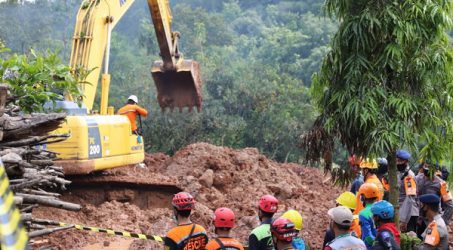Tim SAR Masih Cari Enam Orang Longsor Ngetos, Pemkab Nganjuk Tetapkan Tanggap Darurat
