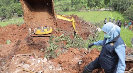 Khofifah Tinjau Longsor Nganjuk, 14 Korban dari 21 Orang Hilang Telah Ditemukan