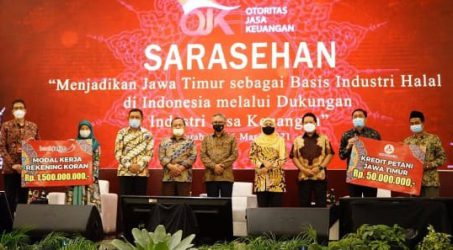 Sarasehan Industri Halal OJK, Bank UMKM Serahkan Kredit Petani Jatim