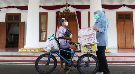 Kisah Rangga Bocah Penjual Donat Keliling dan Pesanan Rutin Gubernur Khofifah