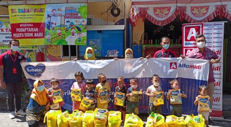 Bebelac dan Alfamidi Salurkan 1.000 Parcel di 13 Provinsi