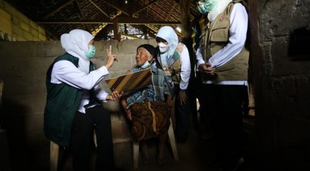 Khofifah Tinjau Warga Terdampak Gempa 5,9 SR Kabupaten Blitar