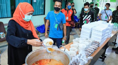 Obati Rindu Pekerja Migran, Khofifah Bawakan Ketupat dan Lepet