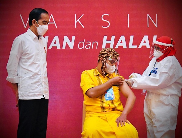 Presiden Jokowi melihat proses vaksinasi di Tana Toraja Sulsel