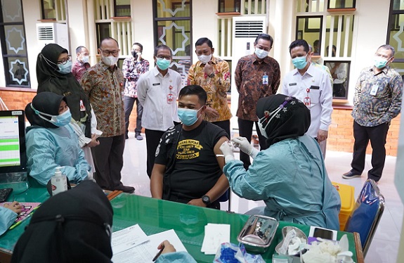 Vaksinasi OJK Jatim di Asrama Haji Surabaya.