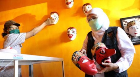 Khofifah Datangi Warga Kampung Topeng Malang yang Dulu Hidup di Jalanan