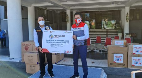 Pertamina Serahkan Bantuan Alkes Rp 150 Juta kepada Pemkot Surabaya