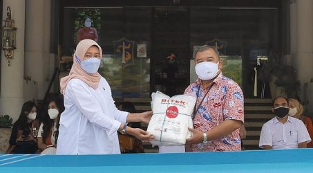 PJB Serahkan 1000 Paket Bantuan COVID-19 ke Pemkot Surabaya