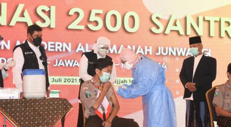 2.500 Santri Pesantren Al-Amanah Divaksin, Khofifah Minta Percepat Vaksinasi Pelajar