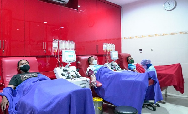 Para penyintas COVID-19 donor plasma konvalesen membanu sesama di Unit Transfusi Darah (UTD) PMI 