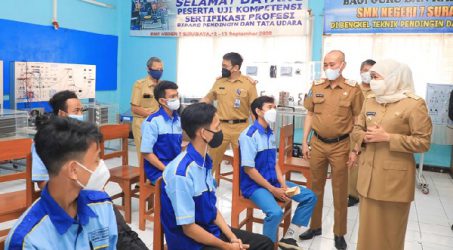 Gubernur Khofifah Saksikan Kegembiraan Siswa SMKN 7 Surabaya Belajar Tatap Muka