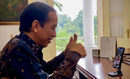 Presiden Jokowi panggilan video dengan Greysia Polii dan Apriyani Rahayu 