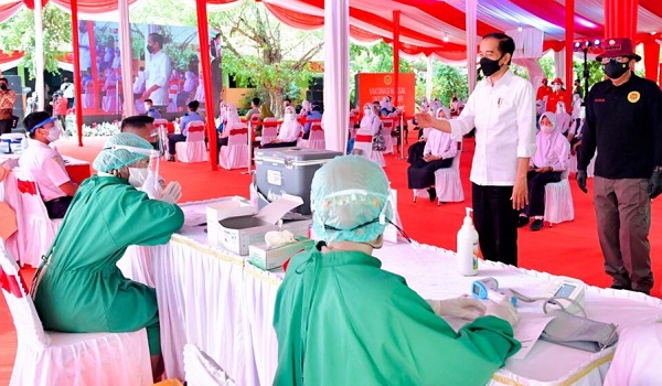 Presiden Jokowi meninjau vaksinasi COVID-19 bagi pelajar di SMPN 3 Mejayan