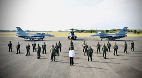 Presiden Berfoto Bersama Para Penerbang Tempur Garuda Flight dan Nusantara Flight