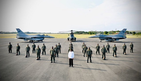Presiden bersama para penerbang pesawat tempur F-16 Fighting Falcon