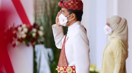 Indonesia Kaya Baju Adat, Jokowi Kenakan Busana Pepadun Bernuansa Merah Putih