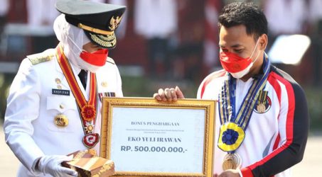 Lifter Eko Yuli Irawan Terima Lencana Jer Basuki Mawa Beya Emas dan Rp 500 Juta