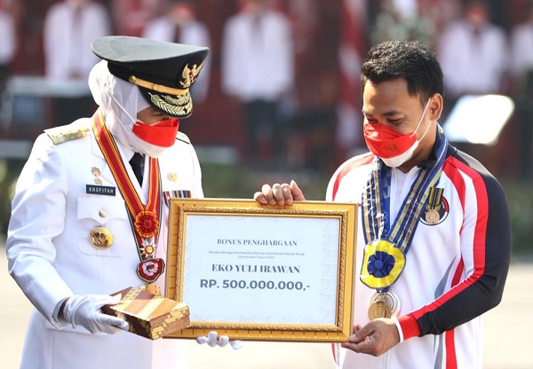 Penghargaan buat lifter Eko Yuli Lencana Jer Basuki Mawa Beya Emas dan bonus Rp 500 juta