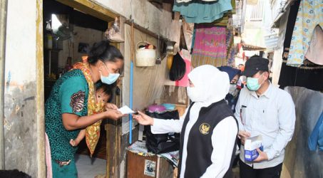 Blusukan Kampung Gang Kelinci, Khofifah Borong Sayur dan Lauk Pauk