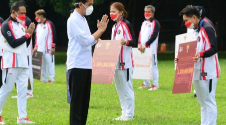 Presiden Jokowi Serahkan Bonus Greysia dan Apriyani Masing-Masing Rp 5,5 Miliar