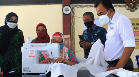 Bantu Ekonomi Keluarga, SIG Libatkan 30 Ibu Rumah Tangga Jahit 1.400 Baju Hazmat