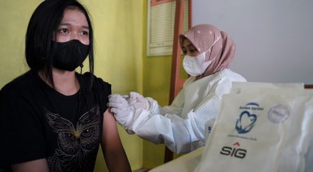 SIG Salurkan 5.000 Paket Multivitamin Bantu Masyarakat Sembilan Kabupaten