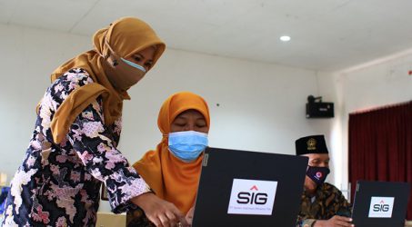 SIG Salurkan Bantuan 30 Laptop dan Dana Pembangunan Sarana Ibadah