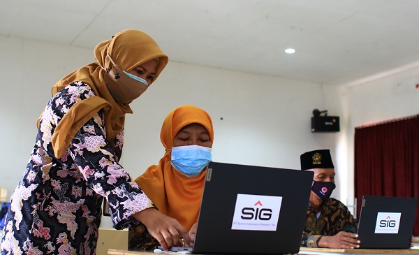 SIG bantu laptop buat MI Nurul Ulum yang merupakan sekolah gratis dengan 160 siswa