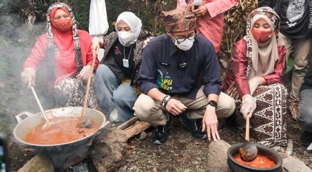 Sandiaga Ikut Memasak Rendang Khas Kampuang Minang Nagari Sumpu