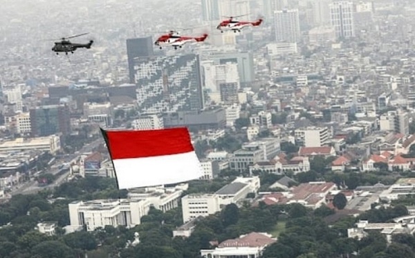 Helikopter TNI AU membentangkan bendera Merah Putih raksasa 